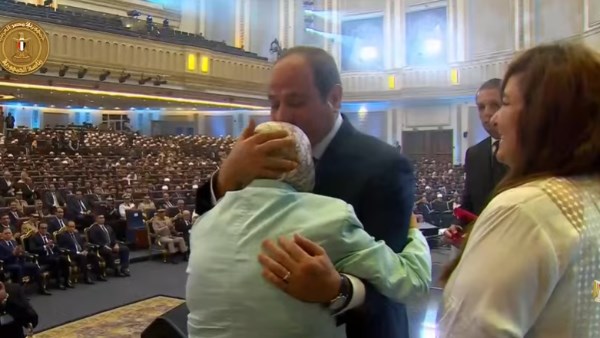 لفتة إنسانية.. الرئيس السيسي يقبل رأس د. آمال إسماعيل الحاصلة على الدكتوراه وهي تبلغ 83 عاما