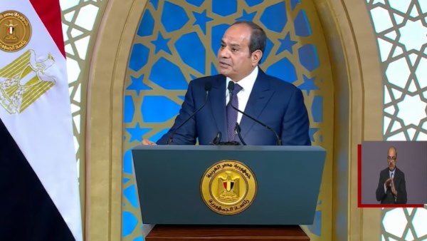 الرئيس السيسي عن عقود التطوير العقاري: هكون حاد في الموضوع ده