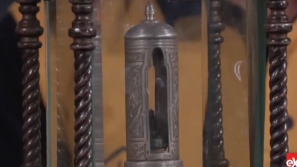 من المحكلة للشعرات النبوية .. ماذا يوجد بداخل غرفة مقتنيات الرسول بمسجد الحسين؟