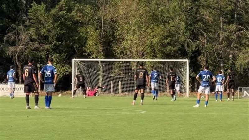 بالصور، سفيان بن جديدة يهدر ركلة جزاء للأهلي أمام بادالونا الإسباني