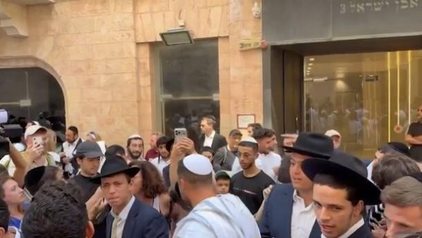 اشتباكات بين حريديم ويهود علمانيين بالقدس المحتلة احتجاجا على افتتاح مقهى السبت