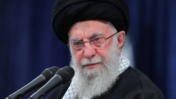 بعد 6 أشهر من اغتيال خامنئي.. «رائحة اللحم المحترق» لا تزال تفوح من مجمعه