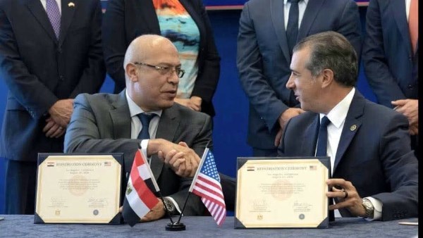 قنصل مصر العام في لوس أنجلوس يتسلم 48 قطعة أثرية مصرية مستردة من الولايات المتحدة