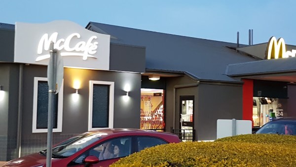 إيقاف موظف بماكدونالدز في أستراليا بعد اتهامه بتوجيه عبارات معادية لإسرائيل لشابين