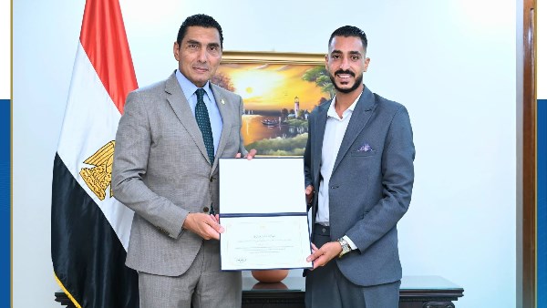 وزير الرياضة يكرم المنقذين والعاملين بحمام السباحة الأولمبي| صور