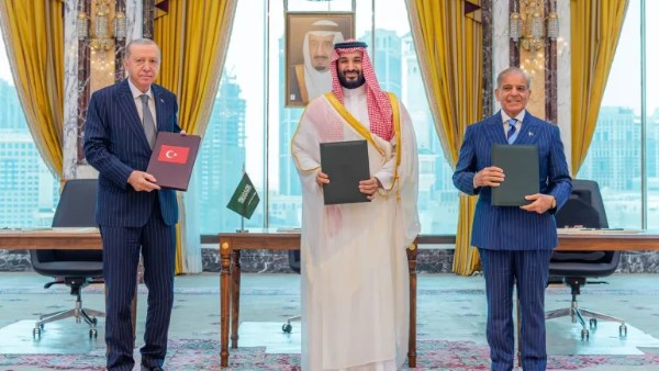 تعزيز الردع الجماعي.. توقيع اتفاقية دفاع مشترك بين باكستان وتركيا والسعودية