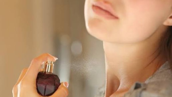 «رش العطر على الرقبة يسبب السرطان».. طبيبة أمراض جلدية تكشف الحقيقة