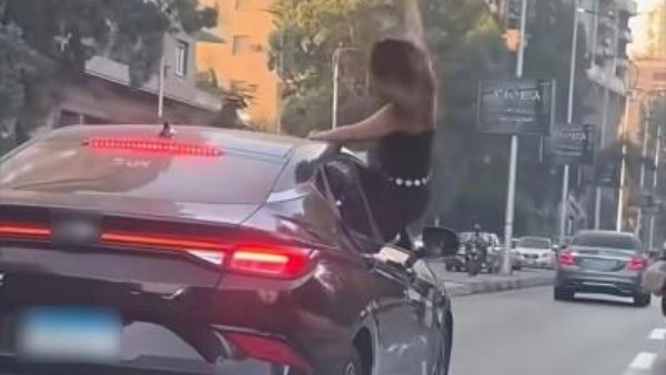 تامر أمين ينتقد هوس التريند بعد رقص فتاة من نافذة سيارة
