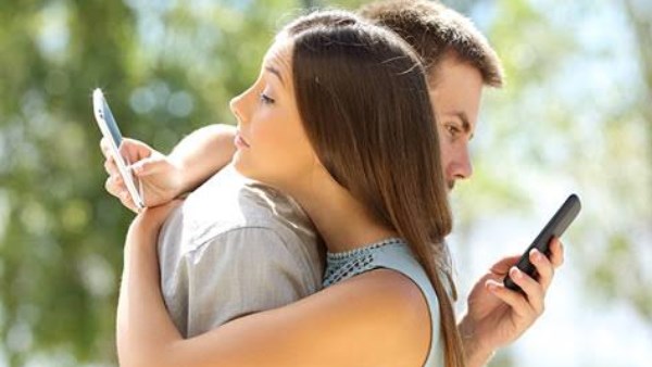 السوشيال ميديا تشكل صورة مثالية للزواج.. خبيرة تحذر من صدمة ما بعد الارتباط