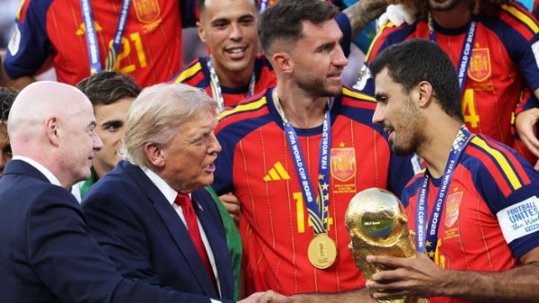 الفيفا يتراجع عن خطة بيع حصص من كأس العالم بعد موجة اعتراضات واسعة