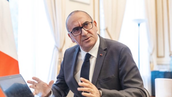 وزير الداخلية الفرنسي: لا حديث مطلقاً عن مغادرة إسبانيا لمنطقة شنجن