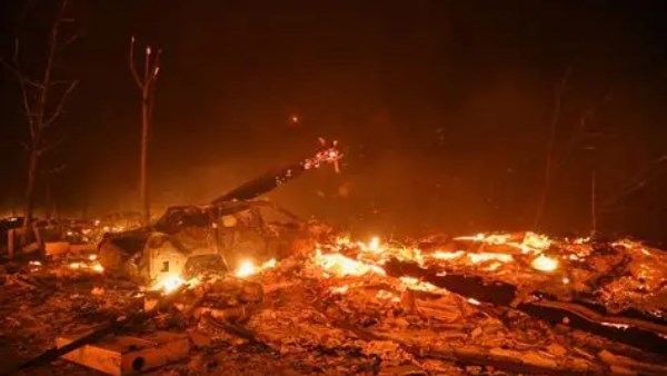 فاينانشيال تايمز: نمو السياحة يضع البيئة بالجزر اليونانية أمام اختبار صعب