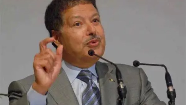 في ذكرى رحيل صاحب “الفيمتوثانية”.. أحمد زويل.. عالمٌ مصري غيّر وجه الكيمياء الحديثة