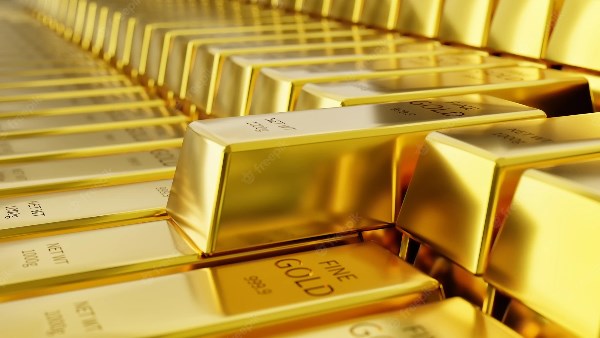 تقرير: تعافي الدولار و ارتفاع عوائد السندات الأمريكية يدفعان الذهب إلى التراجع