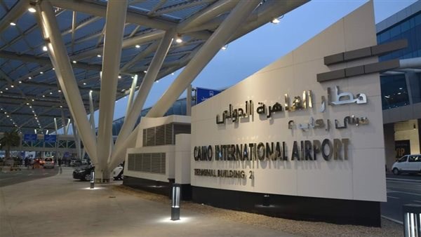 رئيس ميناء القاهرة الجوي يكرم عاملين لإنقاذ طفل بمطار القاهرة