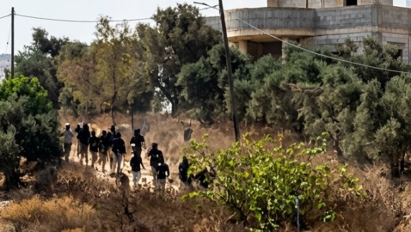 الاحتلال والمستوطنون يهاجمون بيت فوريك بنابلس وينفذون اعتداءات فوضوية في الضفة