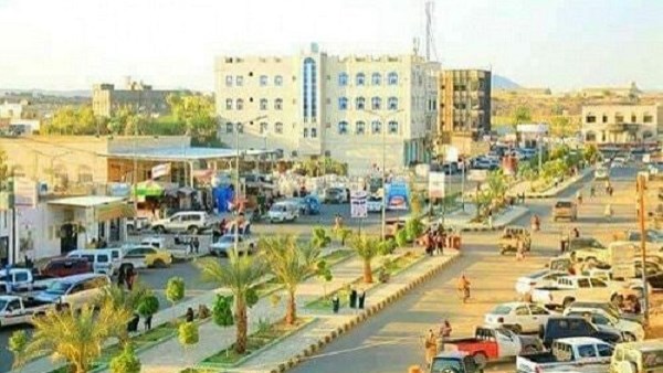 اليمن يحمِّل مليشيات الحوثي مسؤولية استهداف مخيمات النازحين بمأرب