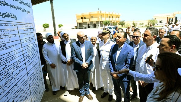 رئيس الوزراء يتفقد سير العمل بأحد مطاحن الدقيق بمحافظة مطروح