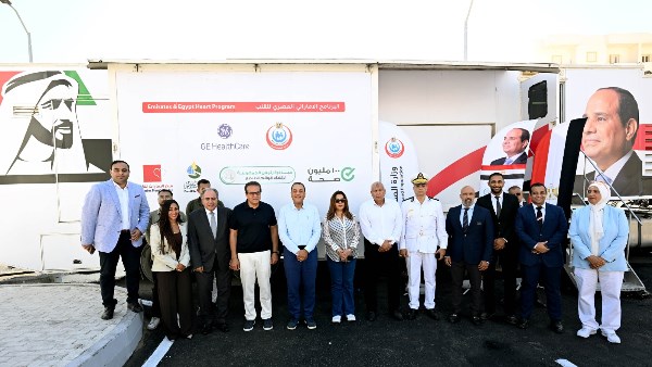 رئيس الوزراء يتفقد أول وحدة قسطرة قلب متنقلة للتدخلات العصبية بمستشفى رأس الحكمة