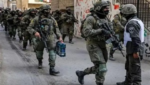 الاحتلال الإسرائيلي يعتقل 19 فلسطينيا من مدن الضفة الغربية