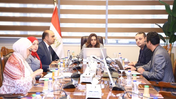 وزيرة البيئة تبحث مستجدات منظومة تراخيص المخلفات وتطبيق المسؤولية على المنتج