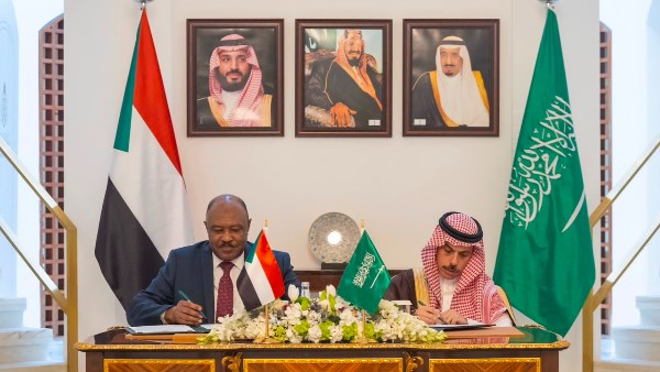 وزيرا خارجية السعودية والسودان يوقّعان وثيقة إنشاء مجلس التنسيق المشترك بين البلدين