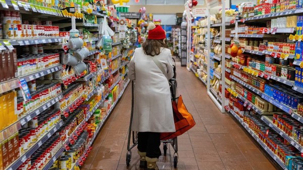 مبيعات التجزئة الكندية تتجاوز التوقعات بارتفاع 0.6% في يونيو