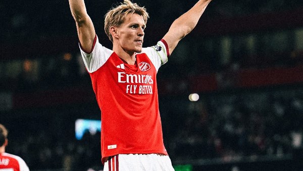 أرسنال يبدأ الدفاع عن لقبه بالدوري الإنجليزي بالفوز على كوفنتيري سيتي 3-0