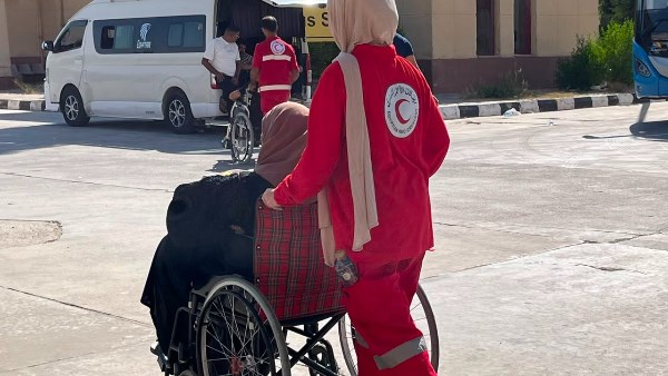 الهلال الأحمر يستقبل الدفعة الـ78 من الجرحى والمرضى الفلسطينيين