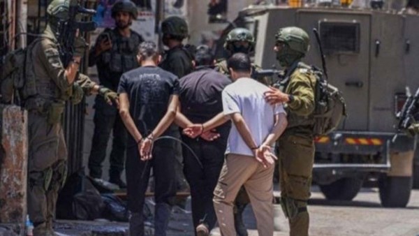 الاحتلال الإسرائيلي يعتقل مالايقل عن 15 فلسطينيا من مدن الضفة