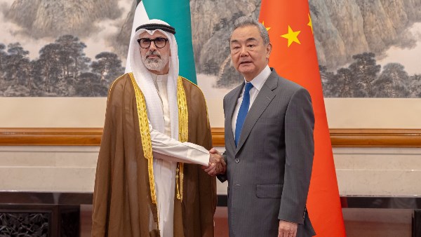 وزير خارجية الكويت ونظيره الصيني يبحثان التطورات في المنطقة وجهود خفض التصعيد وتعزيز الأمن والاستقرار