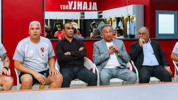 الخطيب وياسين منصور وعبدالحفيظ يعقدون اجتماعا مع الجهاز الفني ولاعبي الأهلي