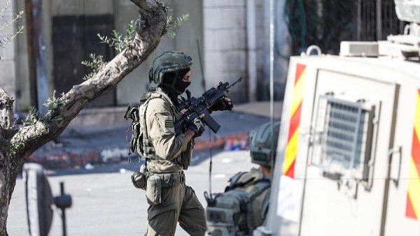 إصابة فلسطينيين أحدهما طفل بالرصاص الحي خلال اقتحام الاحتلال الإسرائيلي مخيم الأمعري