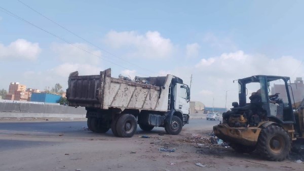 رفع 725 طنًا من بؤر المخلفات والتراكمات في يوم واحد بمراكز ومدن الغربية