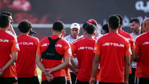 محمد فارس: الأهلي يغلق ملف رحيل اللاعبين ويضع التجديد أمامهم