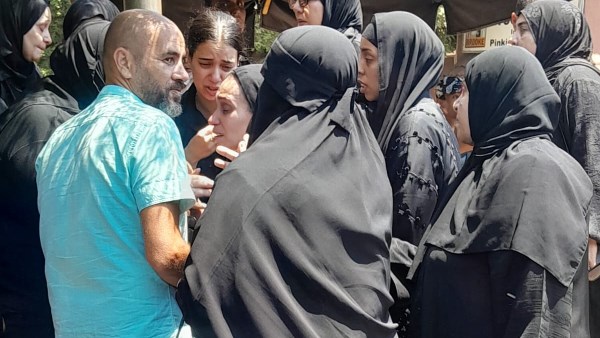 متشحون بالسواد ومنهارون من البكاء.. مشاهد مأساوية لأسر ضحايا جريمة 15 مايو