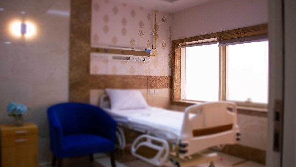 أفعال مخلة داخل مستشفى شهير بأكتوبر.. سقوط عامل برفقة زميلته| تفاصيل