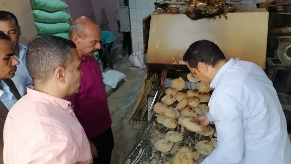 محافظ السويس يتفقد المخابز.. ضبط مخالفة في وزن رغيف الخبز بحي السويس