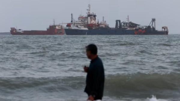 عبور 14 سفينة فقط.. صحيفة أمريكية: ترامب يكذب بشأن السيطرة على مضيق هرمز