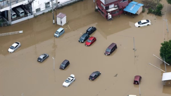 أمطار قياسية في اليابان .. 8 قتلى وآلاف العالقين شرق طوكيو