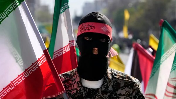 طهران تهدد باستهداف القواعد الأمريكية في أوروبا وقطع كابلات الإنترنت بالخليج