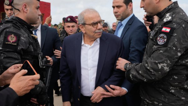 لبنان: انفجارات تهز أجواء صور أثناء جولة رئيس الحكومة
