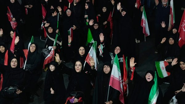 الاقتصاد الإيراني ينهار.. نيوزويك: 3 مؤشرات تكشف هزيمة إيران أمام ترامب