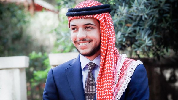 ولي العهد الأردني الأمير الحسين يؤدي اليمين الدستورية نائباً للملك