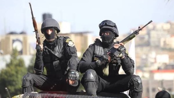 القناة 12 الإسرائيلية: الأجهزة الأمنية الفلسطينية احتجزت جندي احتياط إسرائيلي داخل قرية عين عريك