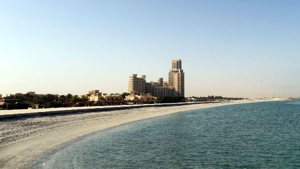 ماتوا من الحر.. مصرع بريطانيين في صحراء دبي خلال رحلة تحت 50 درجة مئوية