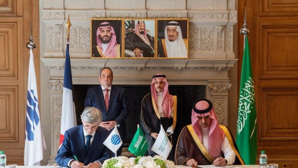 فرنسا توقع رسميًا عقد مشاركتها في «إكسبو 2030 الرياض»