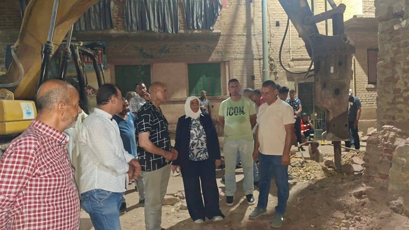 تحرك عاجل من محافظة القليوبية بعد انهيار منزل قديم ببنها وإزالة عقار مجاور لخطورة حالته