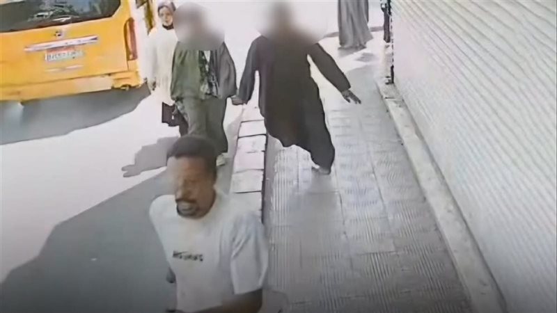 مقطع فيديو يكشف مطاردة لص سرق مبلغا ماليا من سيدة أمام أحد البنوك في قنا