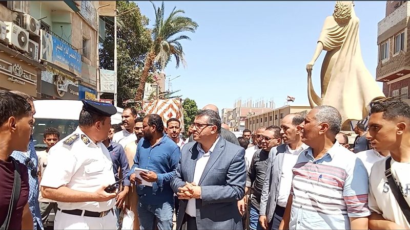 محافظ قنا يحيل رئيس قرية للتحقيق لتقاعسه عن تنفيذ قرارات الإزالة (صور)